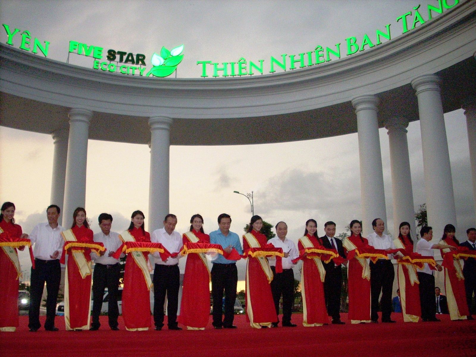 Thủ tướng Nguyễn Xuân Phúc cắt băng khánh thành cổng chào Five Star Eco City